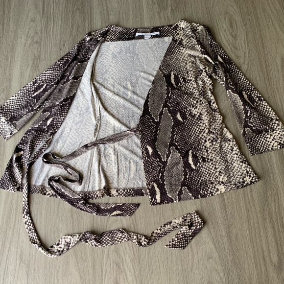 Diane Von Furstenberg Silk Jersey Wrap Tie Animal Printed Top Size 4 - Picture 6 of 9